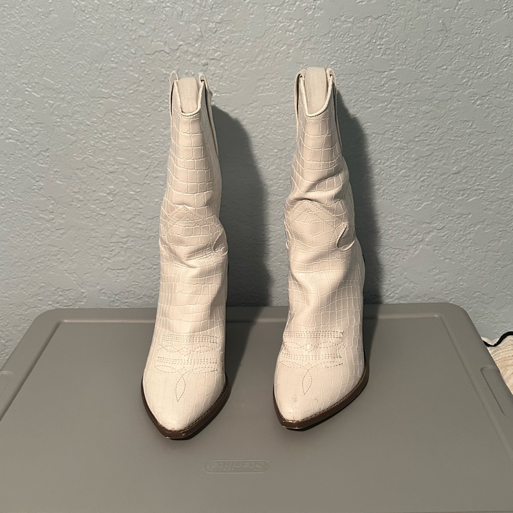 White cowgirl 🤠 boots!